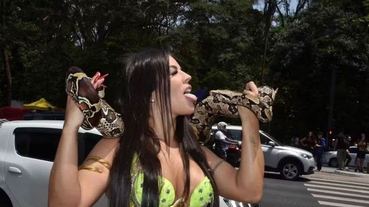 Miss Bumbum recebe multa de R$ 3 mil após performance com cobra
