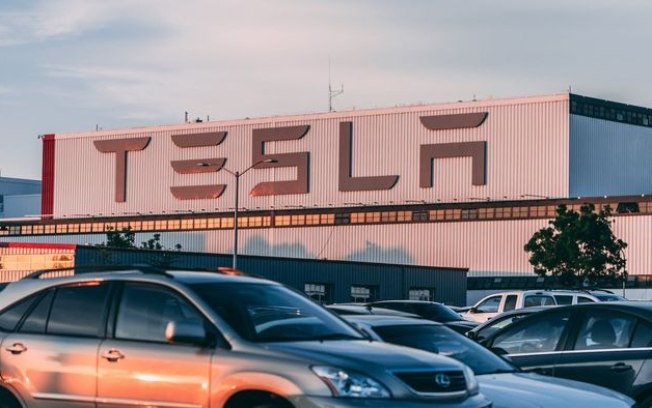 Tesla faz demissão global em massa e corta 10% dos funcionários