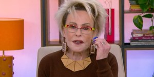 Ao vivo, Ana Maria Braga revela lesão nos olhos: 'Dói muito'