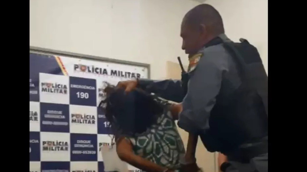 Policial faz oração sobre mulher apreendida em delegacia e diz que ela estava endemoniada 