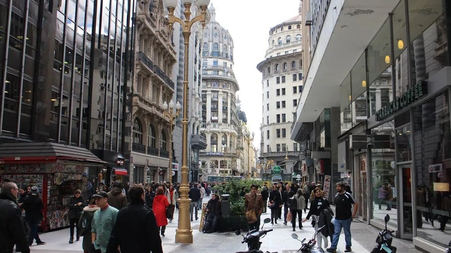 A Calle Florida, mais famosa rua de pedestres de Buenos Aires, onde se concentra boa parte das casas de câmbio do mercado paralelo na cidade