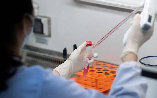 Testes de vacinas contra a Covid-19 estão sendo desenvolvidos ao redor do mundo.