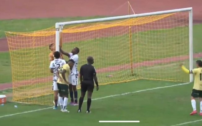 Travessão caiu na cabeça do goleiro Múnera, do Atlético FC Travessão caiu na cabeça do goleiro Múnera, do Atlético FC