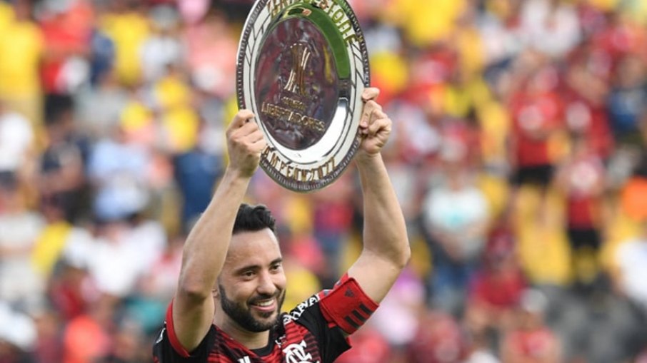 Everton Ribeiro brinca sobre prática de novo esporte