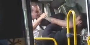 Vídeo: motorista morde passageira durante briga em ônibus