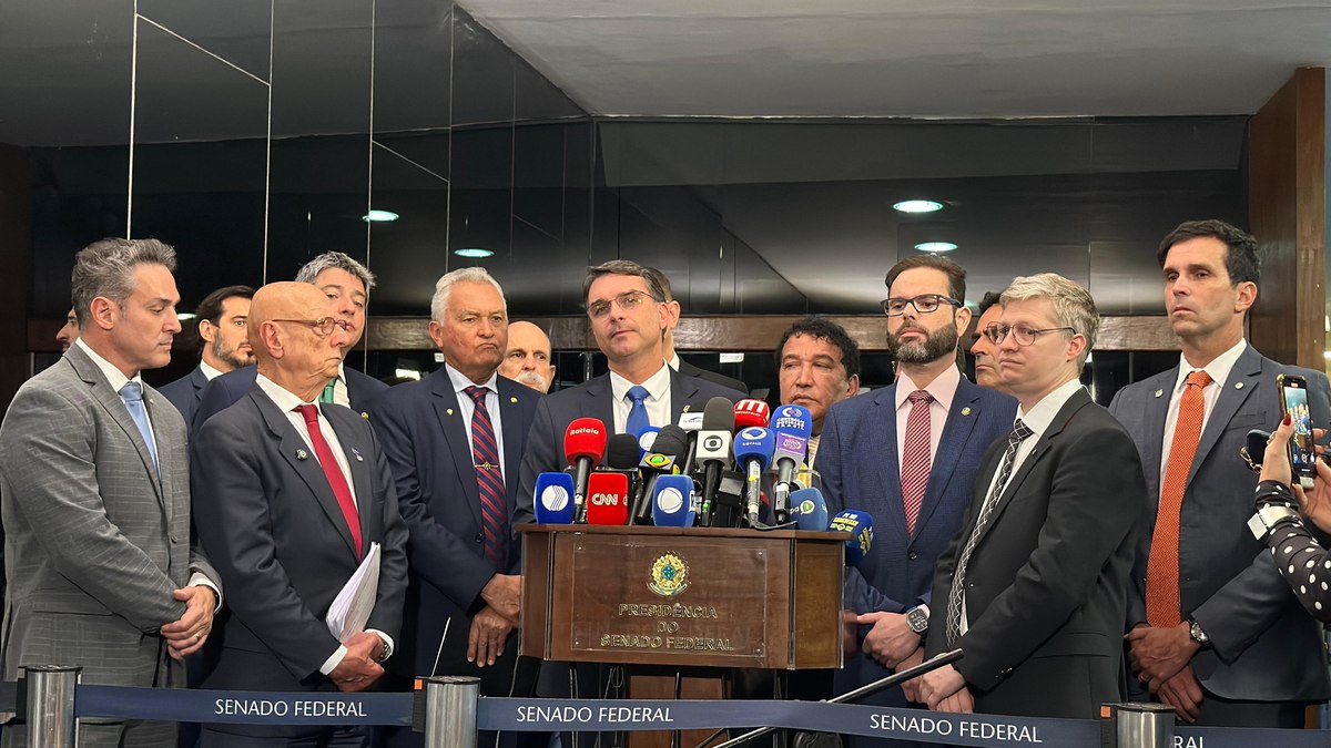 Flávio Bolsonaro convocou coletiva nesta terça-feira (9)