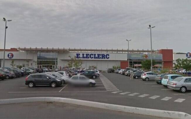 A agressora esfaqueou as vítimas no caixa do supermercado na França