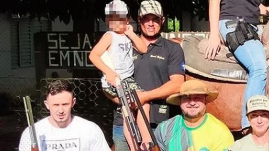 Criança aparece com arma em foto publicada por deputado