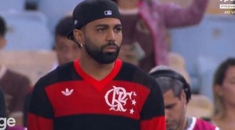 Gabigol%20veste%20camisa%2010%20e%20marca%20presen%C3%A7a%20no%20Maracan%C3%A3%20ap%C3%B3s%20ser%20afastado