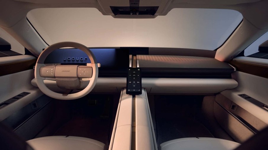 Interior do Jaguar Type 01 adota quatro lugares individuais e conceito de tecnologia sob demanda.