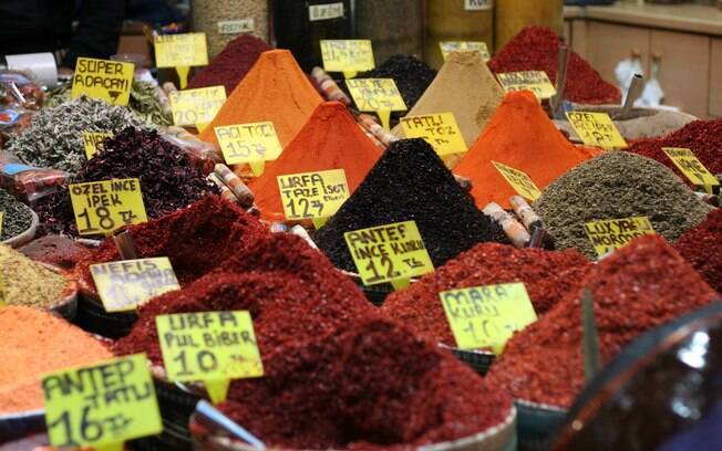 O Spice Bazar e o Grand Bazar, em Istambul, são locais importantes para quem quer apreciar a culinária turca