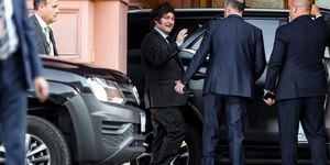 Milei é criticado por governador após convocação para reunião