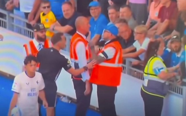 Jovem jogador do Portsmouth foi agarrado pelo pescoço por Bielik, do Cardiff City Jovem jogador do Portsmouth foi agarrado pelo pescoço por Bielik, do Cardiff City