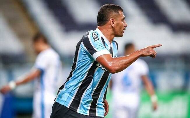 Internautas ironizam 'recaída' de Diego Souza: 'Terá o que merece no Grêmio'