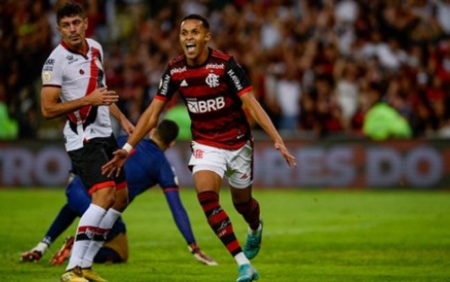 Lázaro vê transição natural após mudança de treinador e prega pés no chão por chances no Flamengo