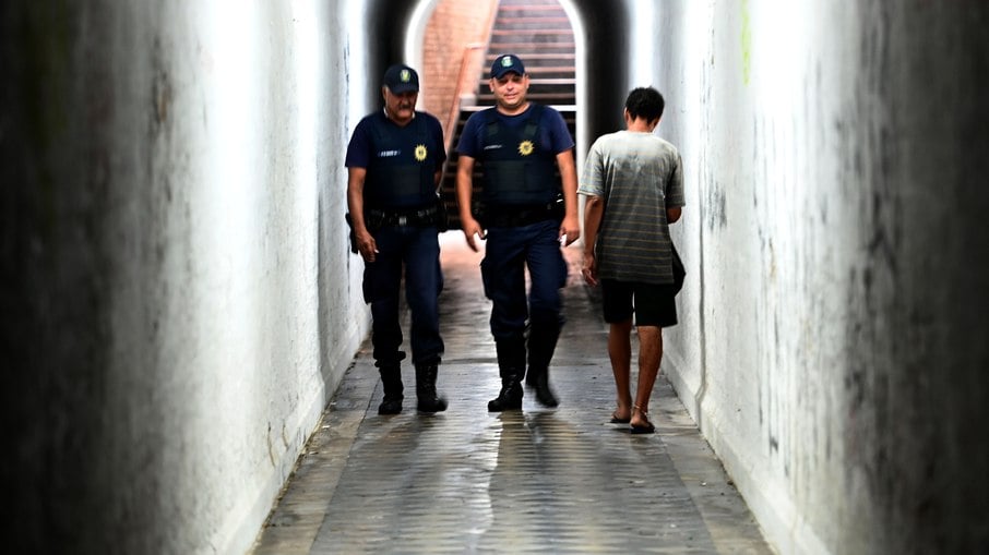 Guardas municipais realizam patrulhamento no túnel na tarde desta terça-feira, 28