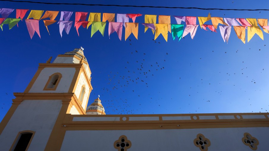 Fogueiras, fogos de artifícios, bandeirolas e balões não combinam com energia elétrica e podem representar riscos à população nessa época do ano.