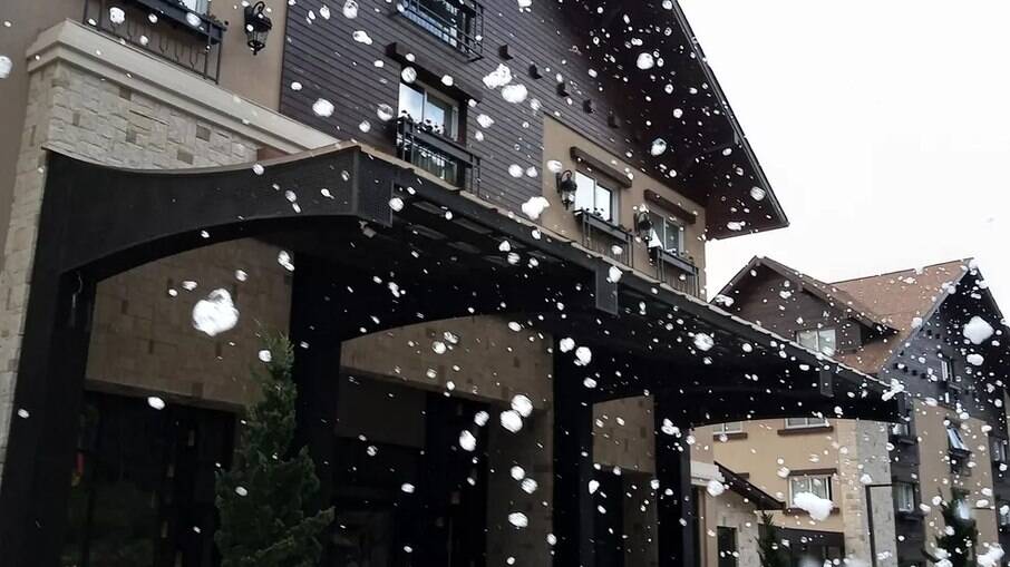 Neve artificial em frente à entrada do hotel Wyndham Gramado Resort, na Serra Gaúcha