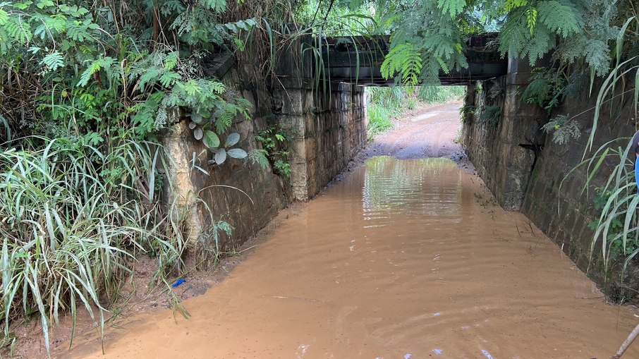 Passagem sob a linha do trem na Rua Gildo Tordin após chuva forte Passagem sob a linha do trem na Rua Gildo Tordin após chuva forte