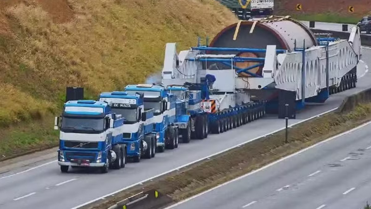 O veículo transporta um sistema industrial de moagem O veículo transporta um sistema industrial de moagem