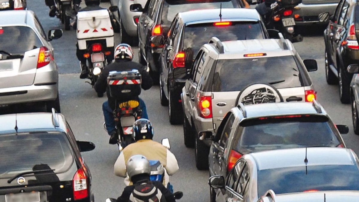 Tráfego de moto no corredor em São Paulo