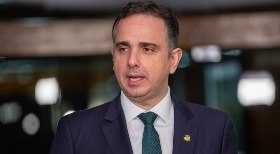 Moraes pede a Zanin data para julgamento de Bolsonaro