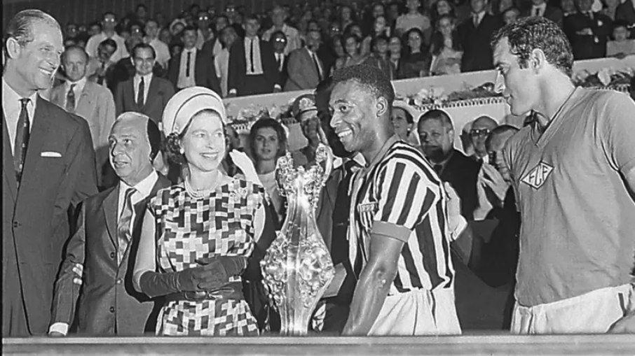 Rainha Elizabeth II conhecendo o jogador Pelé durante visita ao Brasil