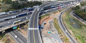 Engavetamento entre caminhões e carros interdita Via Dutra