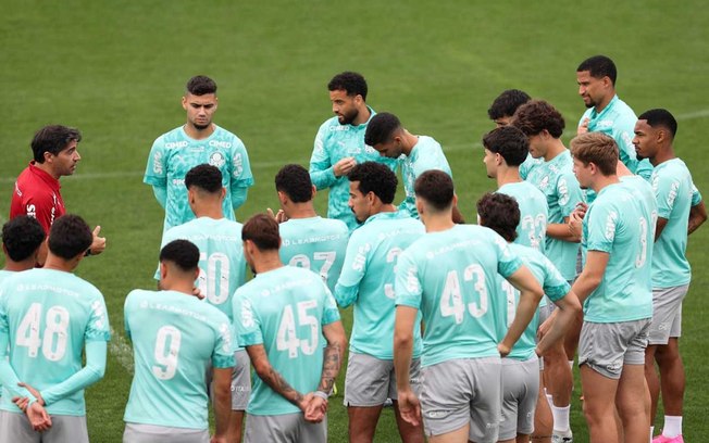Abel Ferreira orienta elenco do Palmeiras durante treinamento desta sexta (14) Abel Ferreira orienta elenco do Palmeiras durante treinamento desta sexta (14)