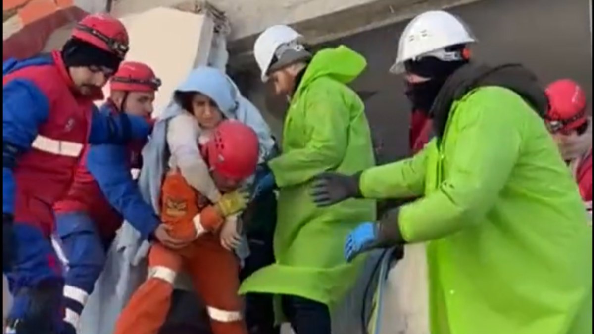 Vídeo registra momento em que mulher é resgatada de escombros na Turquia após terremoto