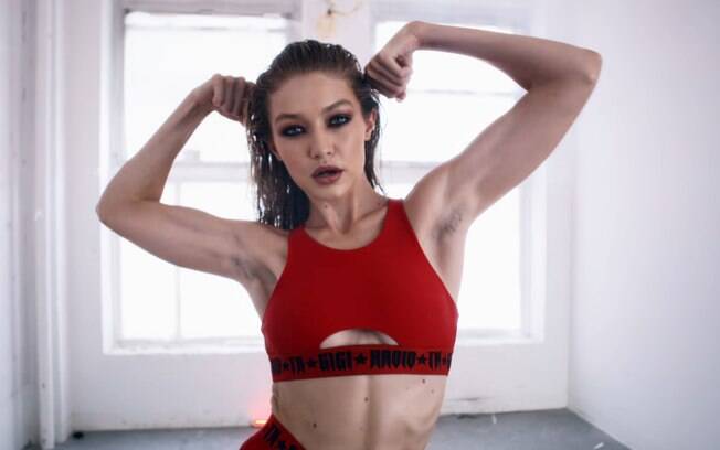 A modelo Gigi Hadid chamou atenção por aparecer com pelos nas axilas em vídeo publicado pela revista 