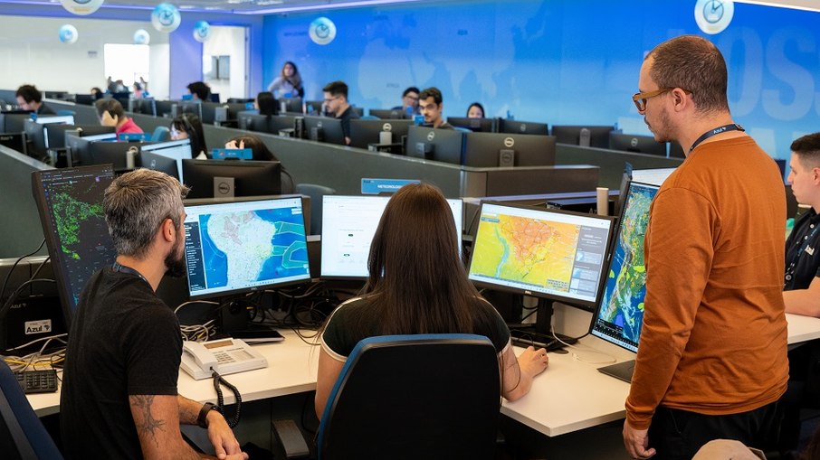 Os profissionais farão análise dos dados meteorológicos Os profissionais farão análise dos dados meteorológicos