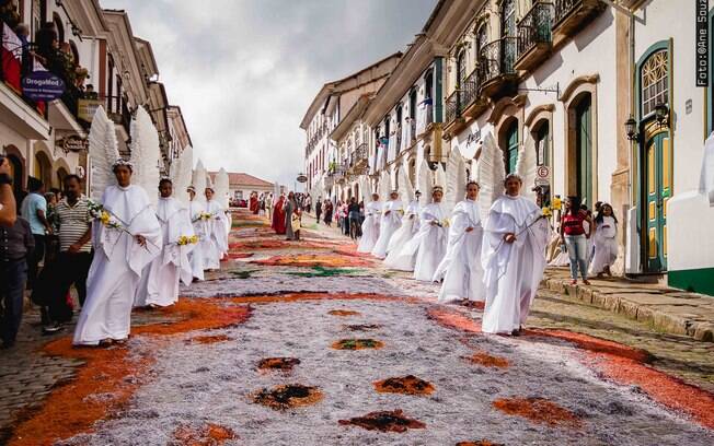 No meio da Semana Santa, os moradores de Ouro Preto forram as ruas da cidade com serragem colorida e flores