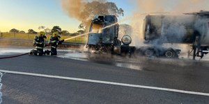 Carreta que levava biodiesel pega fogo e fica destruída; veja
