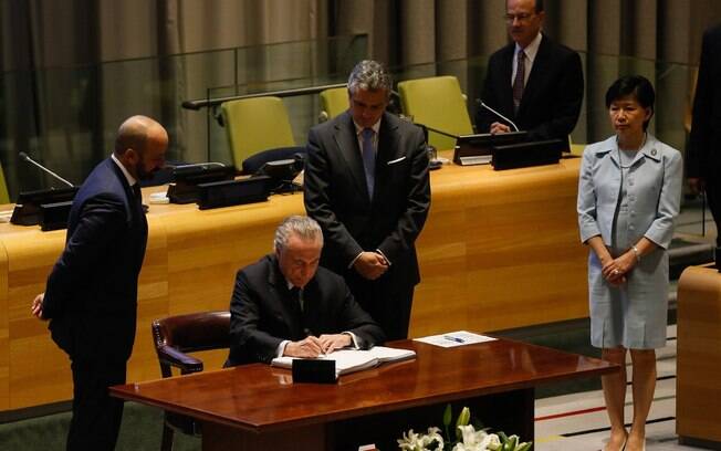 Michel Temer foi o primeiro a assinar o texto contra armas nucleares, seguido por dezenas de líderes Michel Temer foi o primeiro a assinar o texto contra armas nucleares, seguido por dezenas de líderes