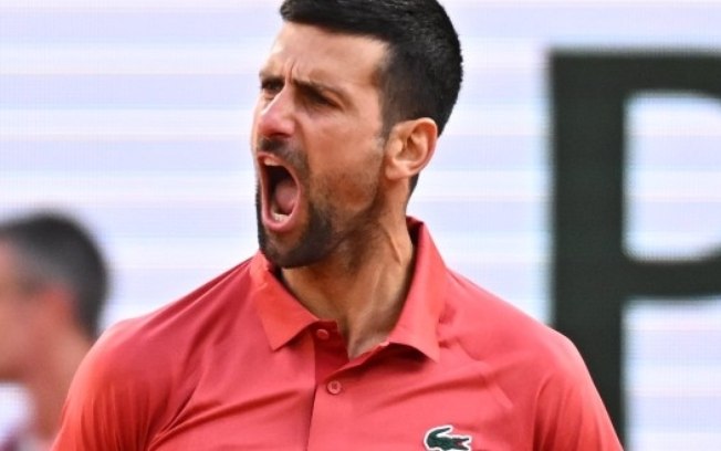 Djokovic sofre lesão, mas vira novo jogo perdido em batalha em Roland Garros