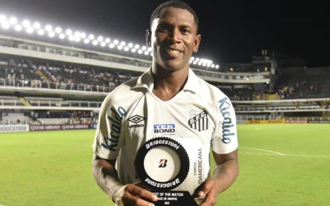 Brayan Angulo em partida pelo Santos em 2022