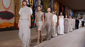 Dior apresenta coleção focada em bordados