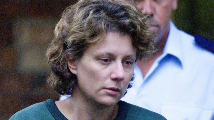 Kathleen Folbigg após uma audiência em 2004