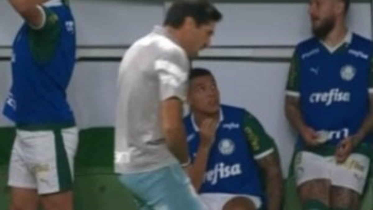 Abel Ferreira fez gesto obsceno durante oitavas da Copa do Brasil