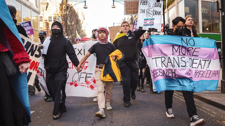 Imagem de manifestação realizada em janeiro, pedindo pela liberdade de pessoas trans no Iran
