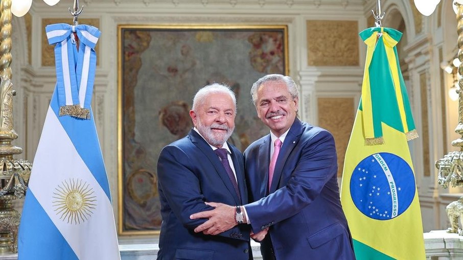 Lula ao lado de Alberto Fernández, presidente da Argentina