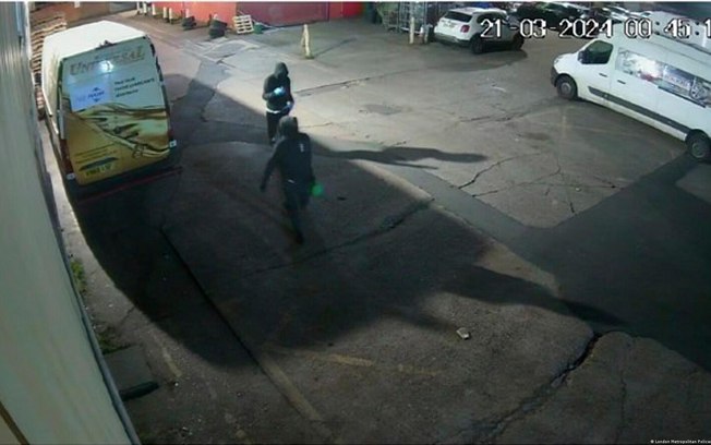 Vídeo da polícia de Londres mostra incendiários a caminho de um ataque a um armazém com ajuda humanitária para a Ucrânia