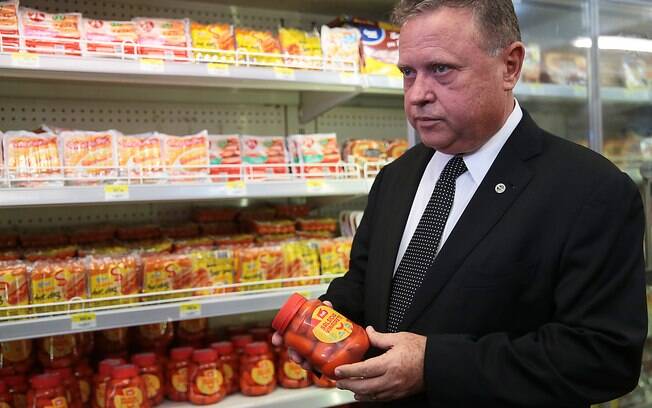 O ministro da Agricultura, Blairo Maggi, acompanhou fiscalização de produtos após revelações da Operação Carne Fraca