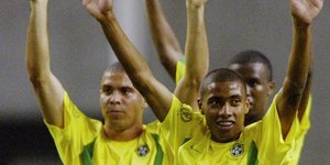 Campeão do penta em 2002 é internado após sentir dores no peito
