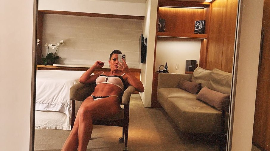 Flávia Alessandra mostra pernas e abdômen definido Flávia Alessandra mostra pernas e abdômen definido