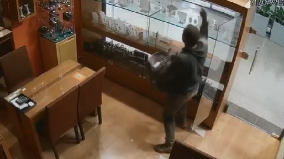 VÍDEO: suspeito entra pelo teto e furta R$ 900 mil em joias VÍDEO: suspeito entra pelo teto e furta R$ 900 mil em joias