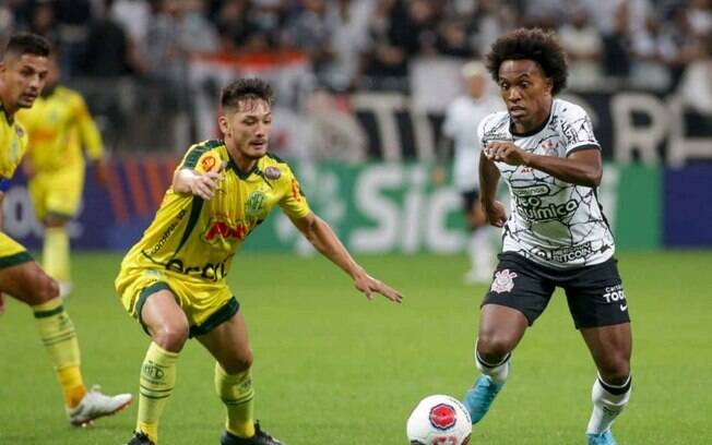 Técnico interino do Corinthians vê evolução na condição física de Willian: 'Tem suportado melhor'