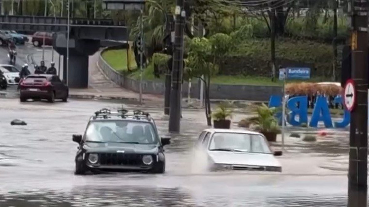 Uno ultrapassa Jeep Renegade em enchente