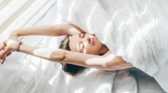 Terapeuta holística ensina ritual simples para dormir bem